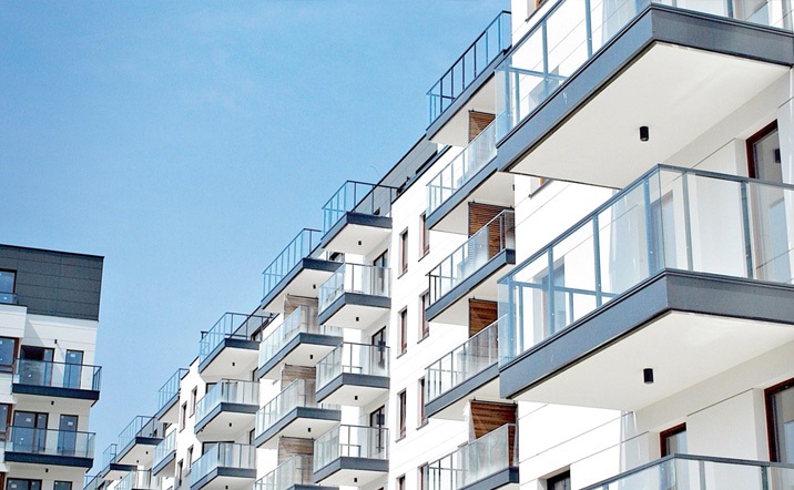 Ett vitt bostadshus med många balkonger